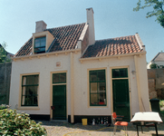 823894 Gezicht op de voorgevels van de huizen Mariastraat 13-15 te Utrecht, gelegen in de Wijdepoort. Boven de ingang ...